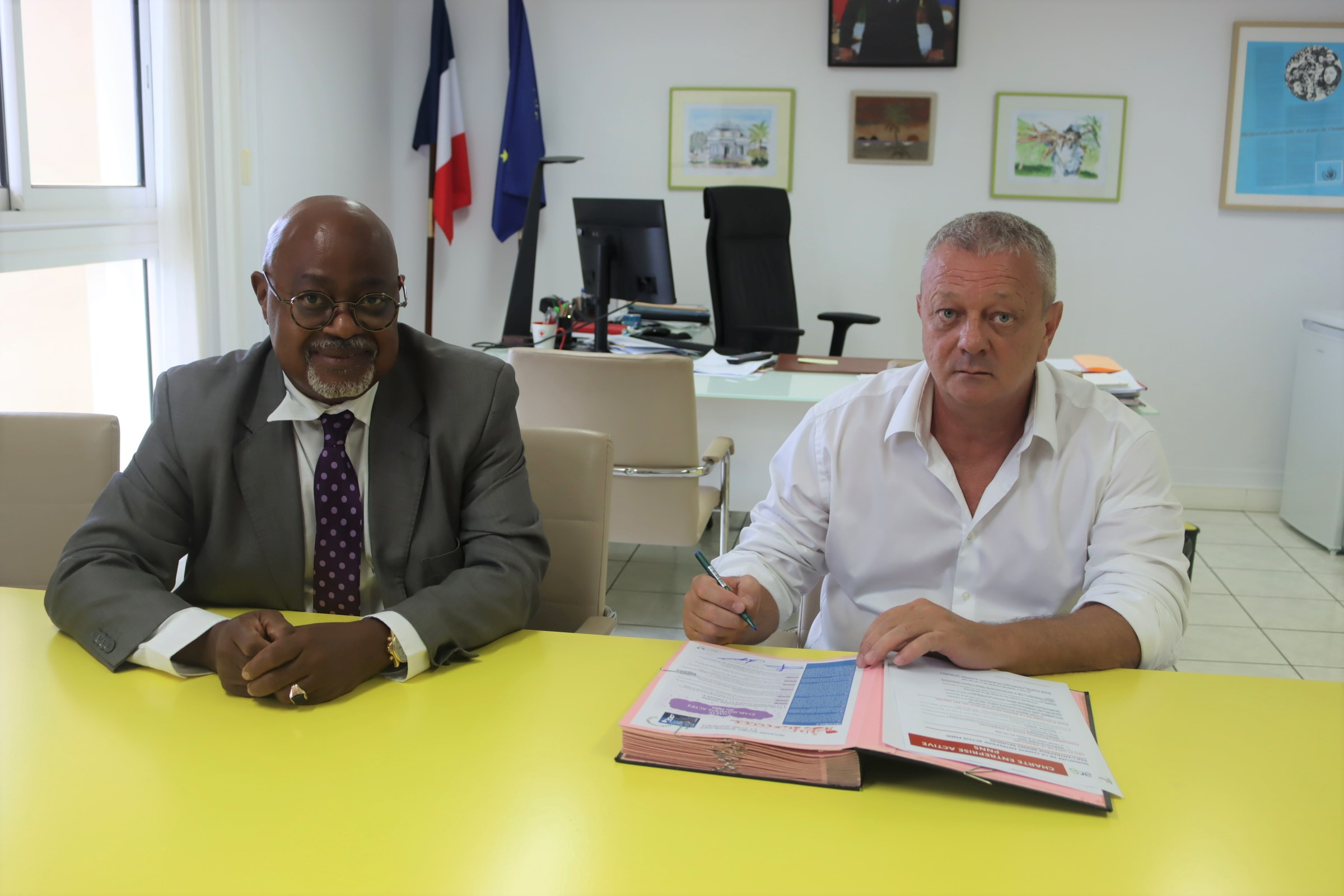 Légende : Patrick Liegeard Directeur régional Brink's Réunion (à droite) et Gérard Cotellon, Directeur Général de - ARS La Réunion